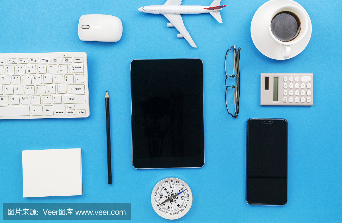 俯視圖的辦公室辦公桌桌子的業(yè)務(wù)工作場所和業(yè)務(wù)對象上的藍(lán)色背景